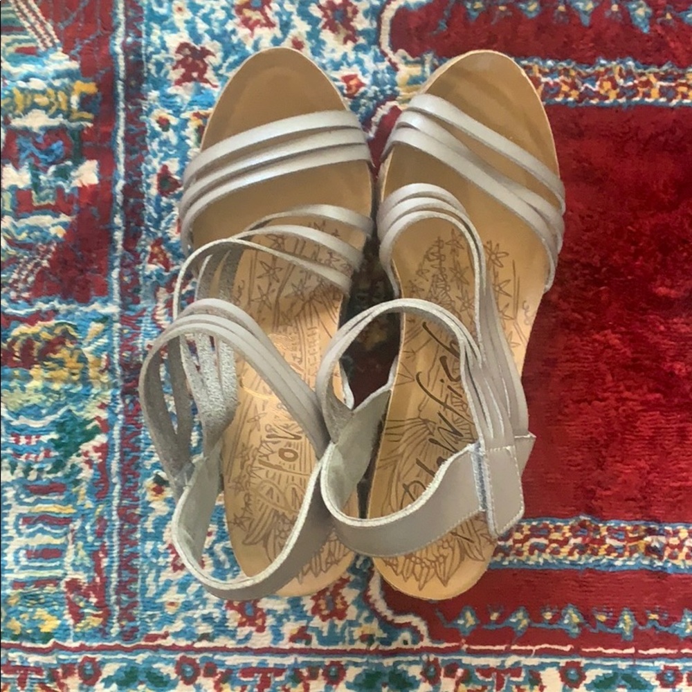 Blowfish Malibu Wedge Sandals size 11, Grey